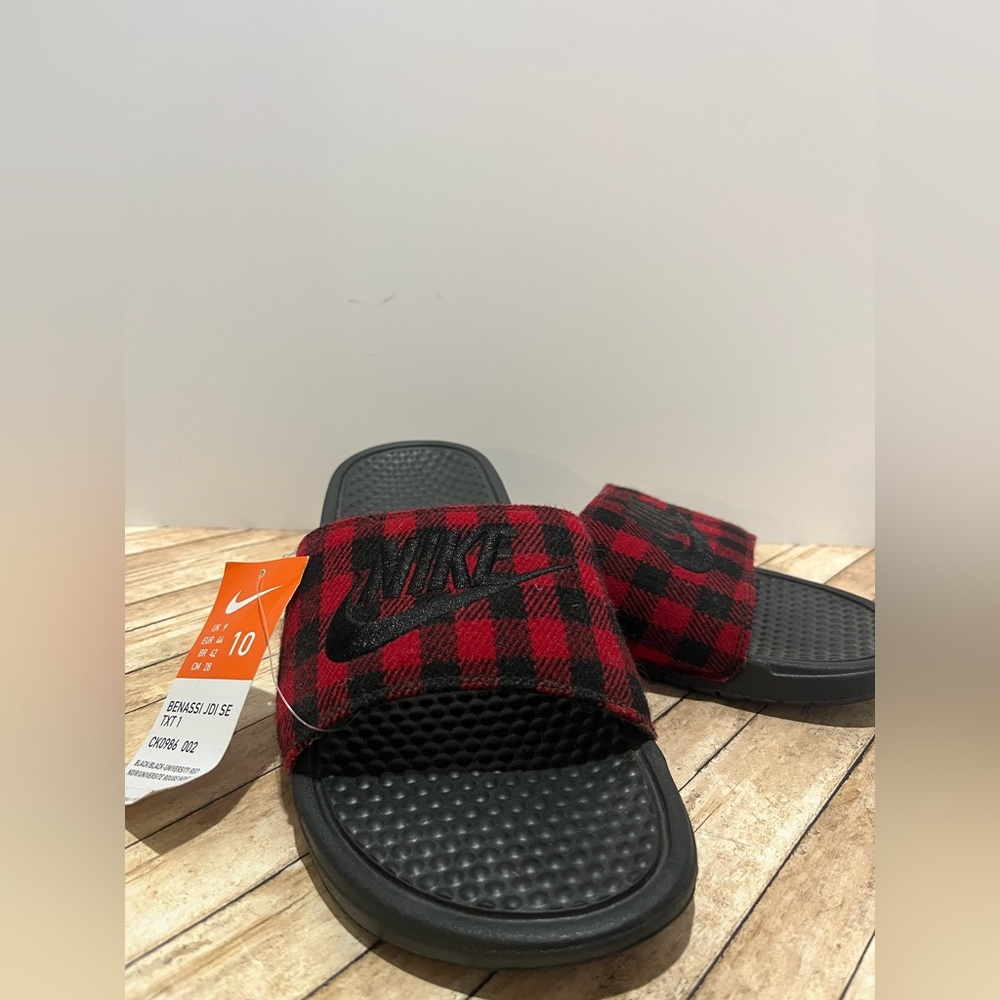 Nike benassi plaid slides